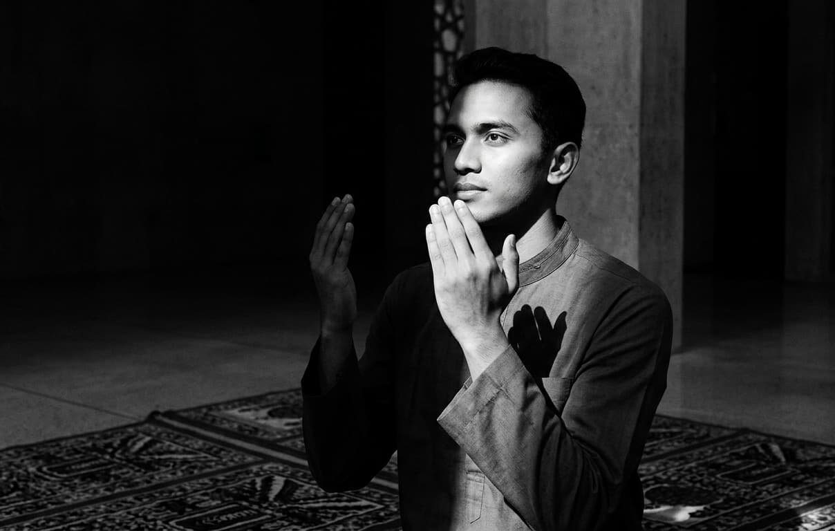 Seorang Muslim bersiap melaksanakan sholat