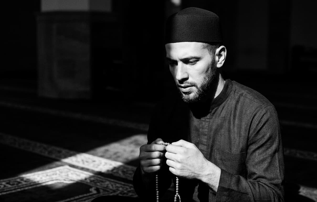 Seorang Muslim berdzikir setelah sholat
