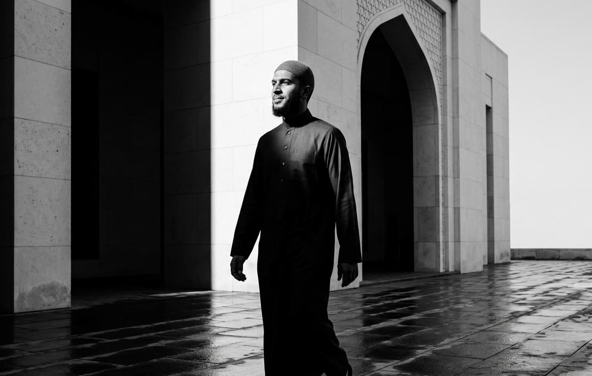 Muslim berjalan menuju masjid saat waktu sholat