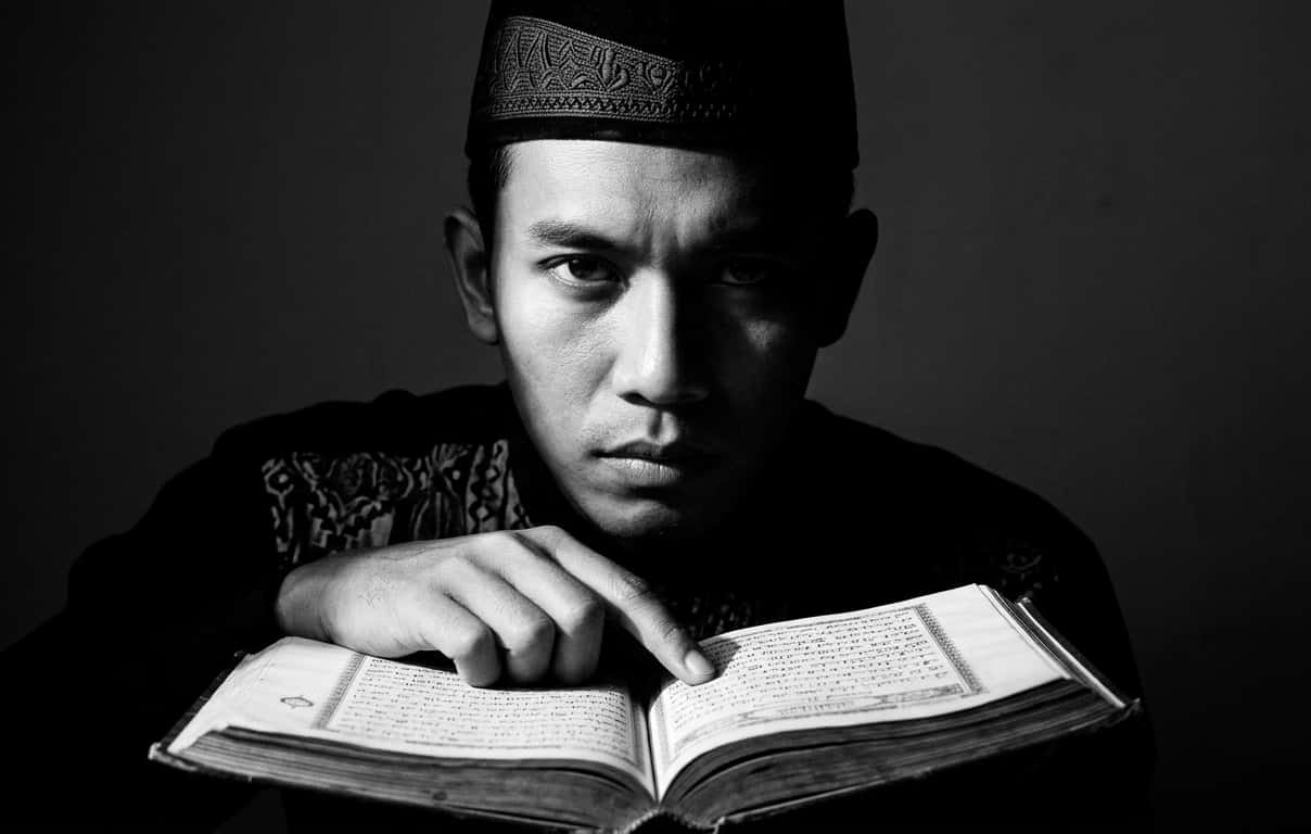 Muslim sedang membaca Al-Qur'an di pagi hari